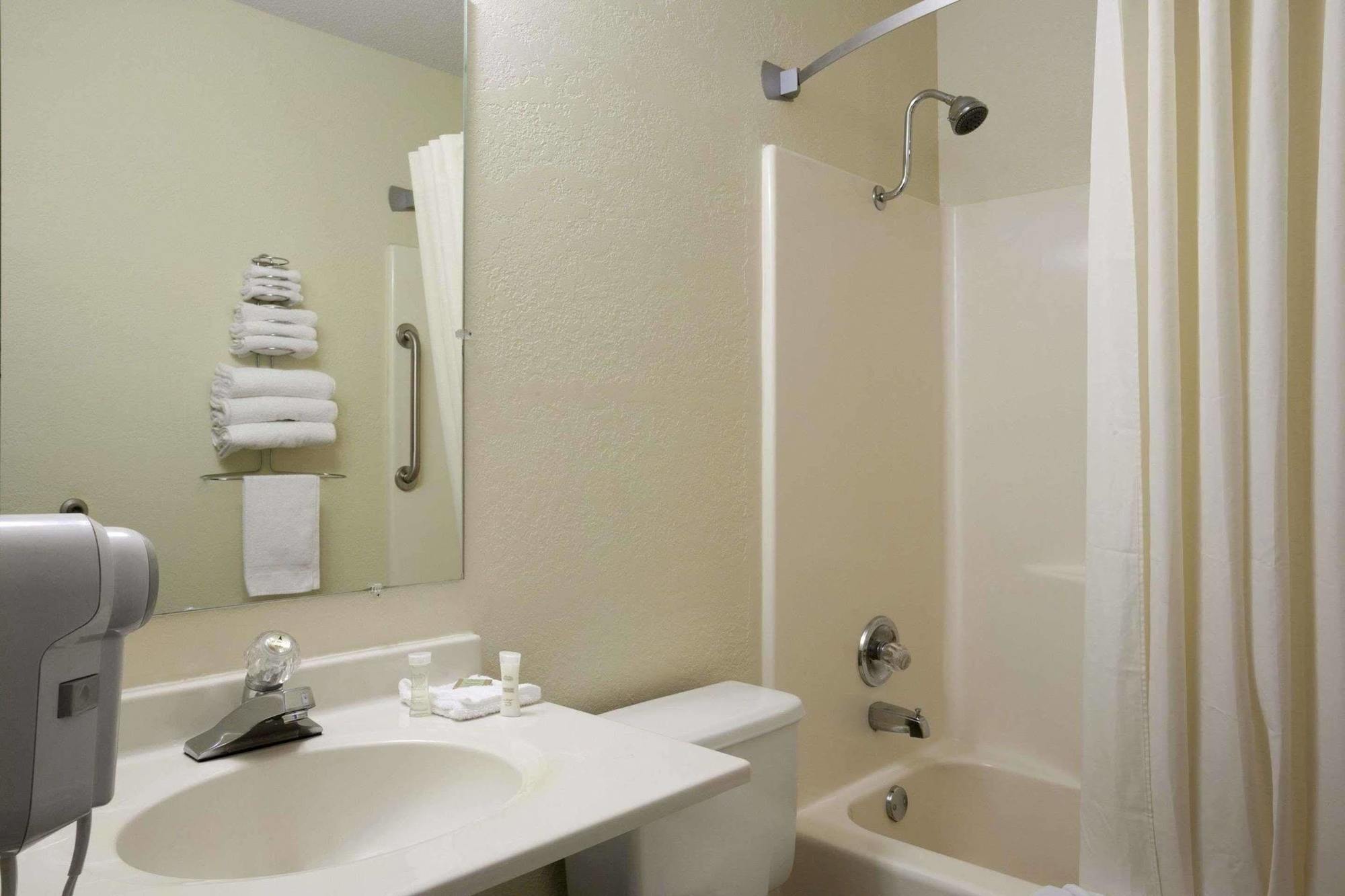 Super 8 By Wyndham Alexandria Mn Motel Eksteriør billede